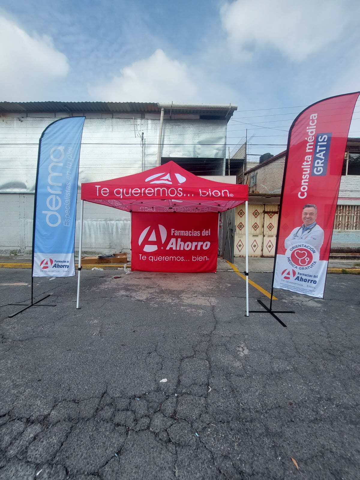 Banderas y carpa publicitaria